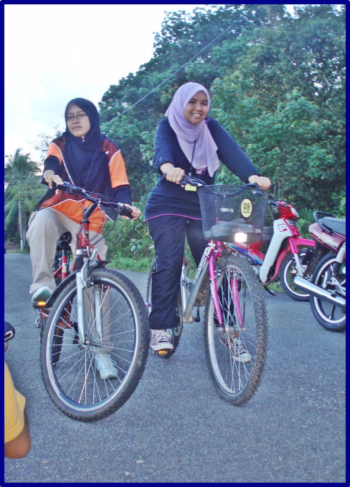 Gambar Orang Berbasikal