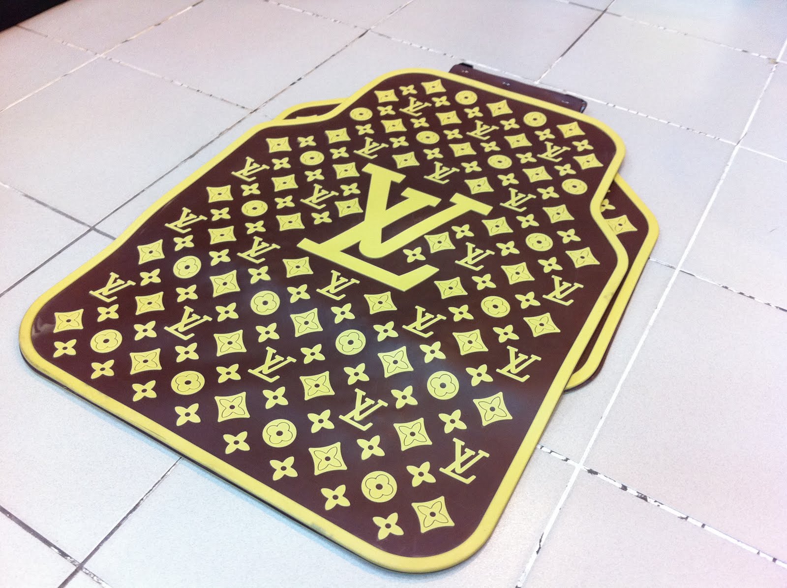 FASHION LV MONOGRAM CAR FLOOR MAT.