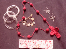 Colar crochê (15,00) Pulseira Tecido bordada (15,00) Pulseiras plástico (5,00 as três)