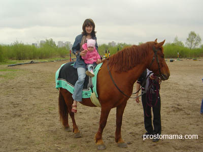 Впервые малютка катается на лошади