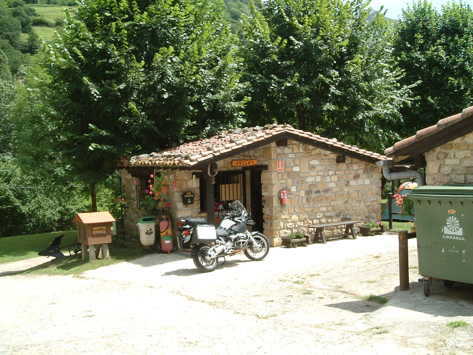 [2-recepcion+del+camping+naranjo+de+bulnes.JPG]