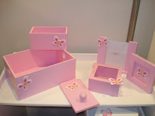 Cajas, cuadros, velador, portaretrato