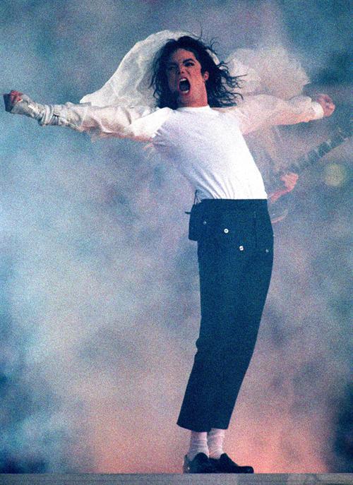 Michael_Jackson_performing_f47e.jpg