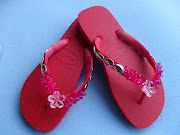 CHINELO VERMELHO DECORADO COM MORANGUINHOS ROSA FLOR TRANSPARENTE E GOMOS . (sdc )