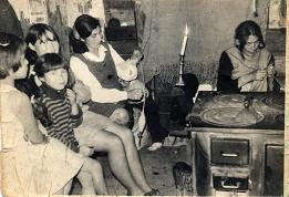 Eva Del Carmen Cofré Santana, esposa del Colono Isaías Emhart, junto a Olga Emhart, hija y a Gladys, Olga María y Mónica Ruis, nietas. (de derecha a izquierda)