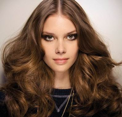 2010 sexy wavy hairstyle for long hair. This is a very classic long central 