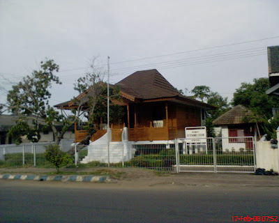 http://1.bp.blogspot.com/_Mh1w0cnF0zY/R70mKYG0zFI/AAAAAAAACy4/pMSyeZFyfwM/s400/RUMAH+FATMAWATI+SOEKARNO.JPG