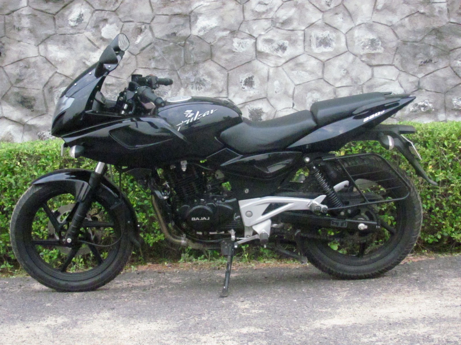 Bajaj+pulsar+220cc+black