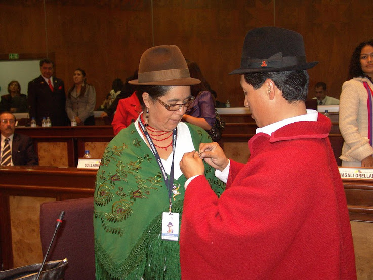 Posesión en la Asamblea Nacional. El Dr. Raúl Ilaquiche coloca la insignia de Asambleísta