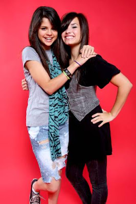 http://1.bp.blogspot.com/_MvI9JT74YeU/SVzFsNZqXBI/AAAAAAAADJU/suAUxsuxpc8/s400/Demi+Lovato+e+Selena+Gomez+%285%29.jpg
