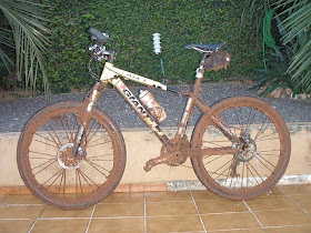 A bicicleta de Cristiano Ronaldo que estava com o pneu furado!