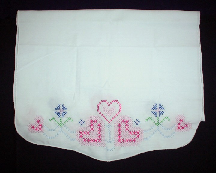 [Embroidered+Hearts+&+Flowers+Table+Runner.jpg]