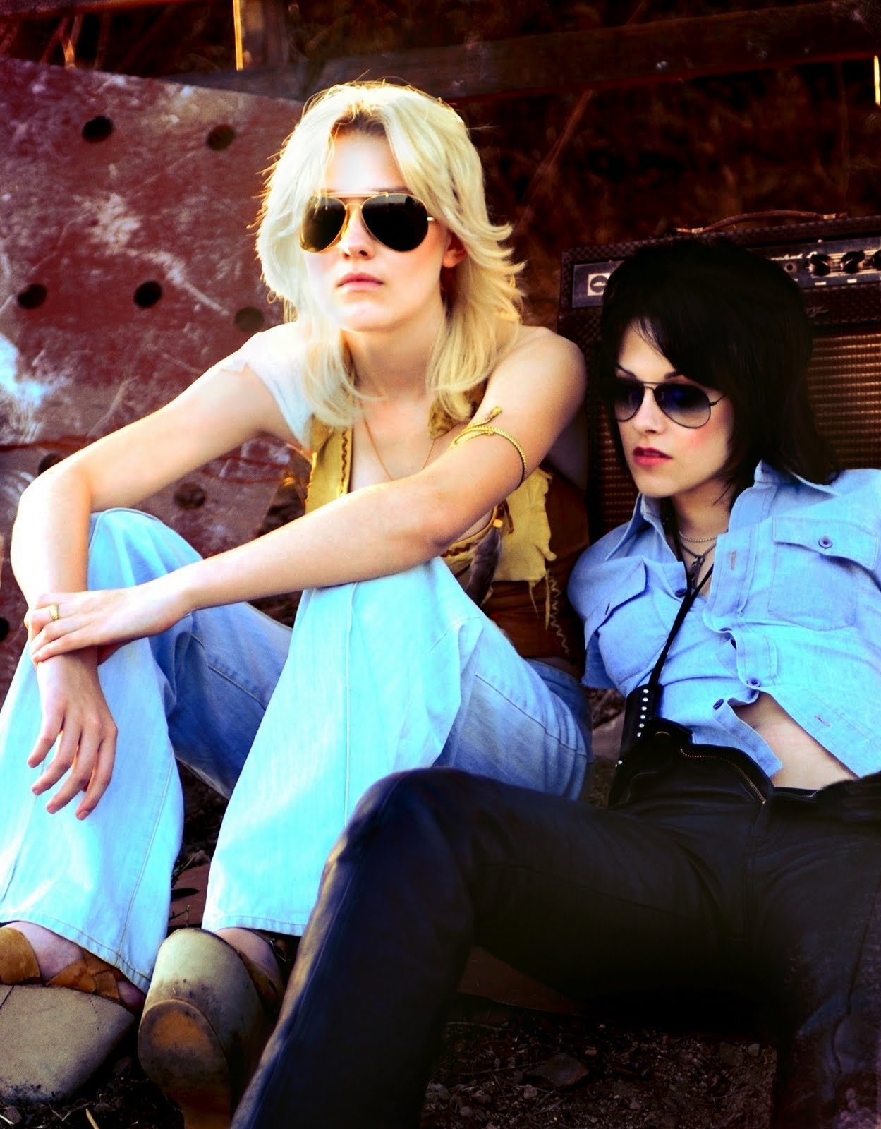 http://1.bp.blogspot.com/_NCUd9M1_7NM/S_sv9Nnnz8I/AAAAAAAACZU/64MTPxmriKQ/s1600/promo-photo-the-runaways-movie-9467744-1418-2100.jpg