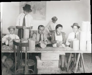 La familia Reichmann preparando paquetes La familia Reichmann preparando paquetes