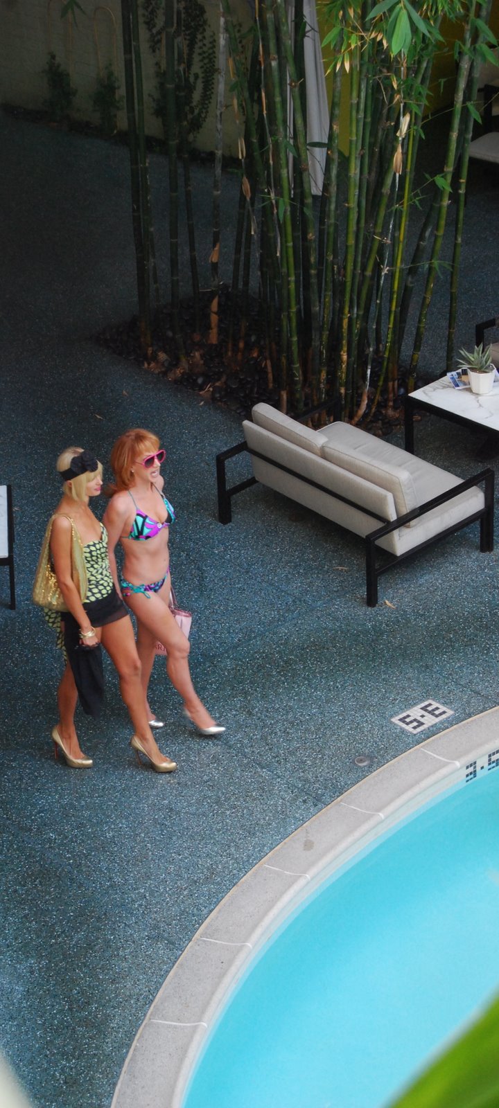 [Paris+and+Kathy+-+blue+on+blue.JPG]