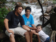 juan cruz en el pueblo donde lo bautizaron, con javier y candela