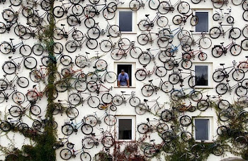 LA TIENDA DE PETERSEN EN BERLIN TIENE 120 BICIS EN LA FACHADA