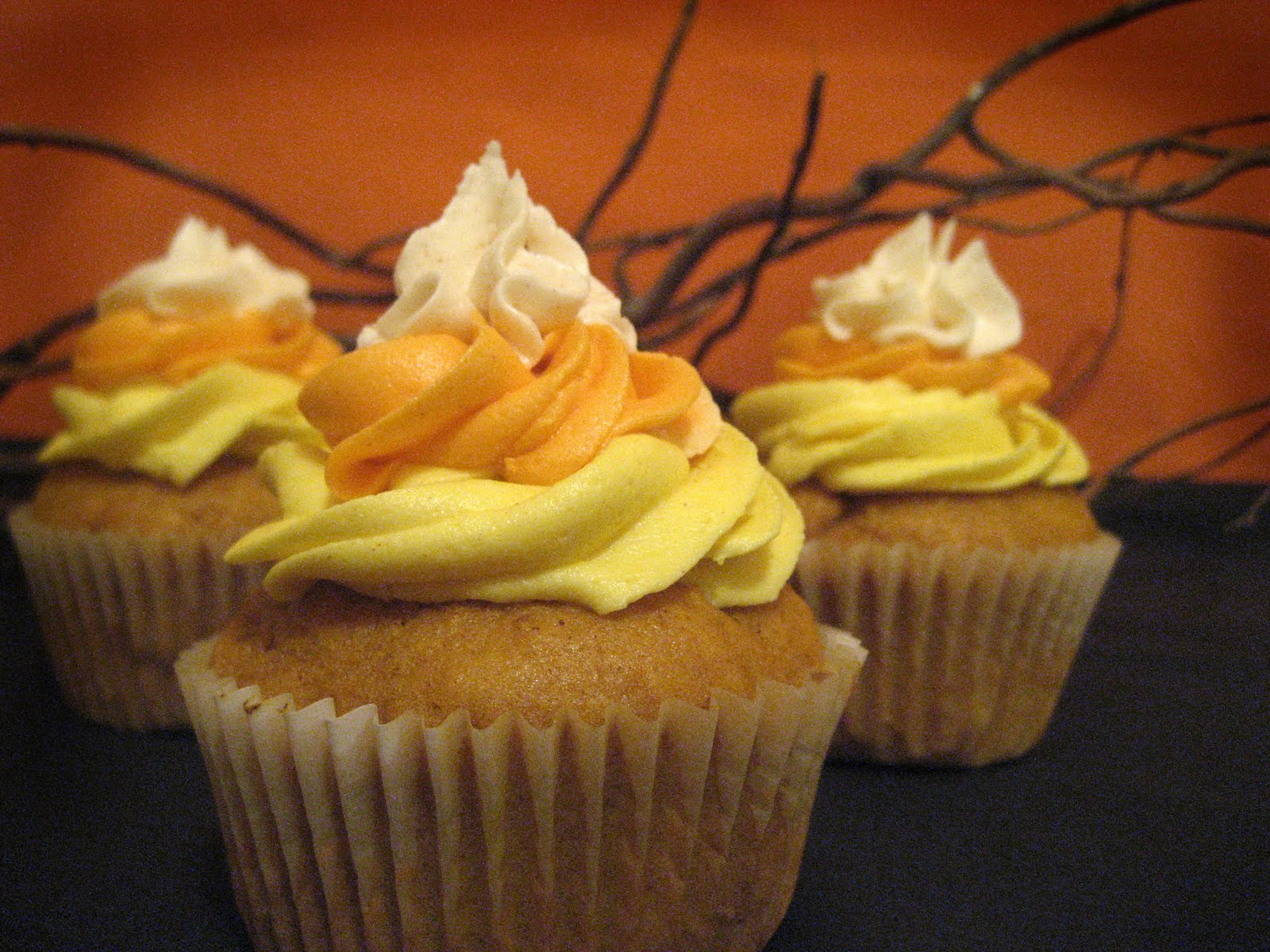 halloween pumpkin cupcakes Candy Corn Pumpkin Spice Cupcakes!
