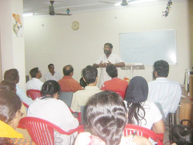 Rev. Raju Varghese taking the class