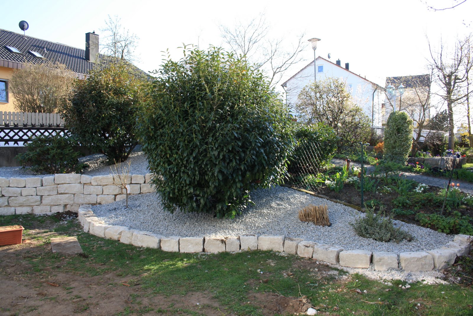 Garten und Grill mit Schotter gefüllt