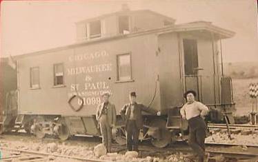 [POSTCARD+-+CHICAGO+-+TRAINS+-+CHICAGO+MILWAUKEE+AND+ST.+PAUL+-+CABOOSE+WITH+CREW+-+EARLY.jpg]