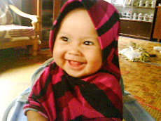 kakak zahra tersenyum riang