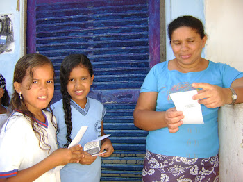 Crianças entregando panfletos