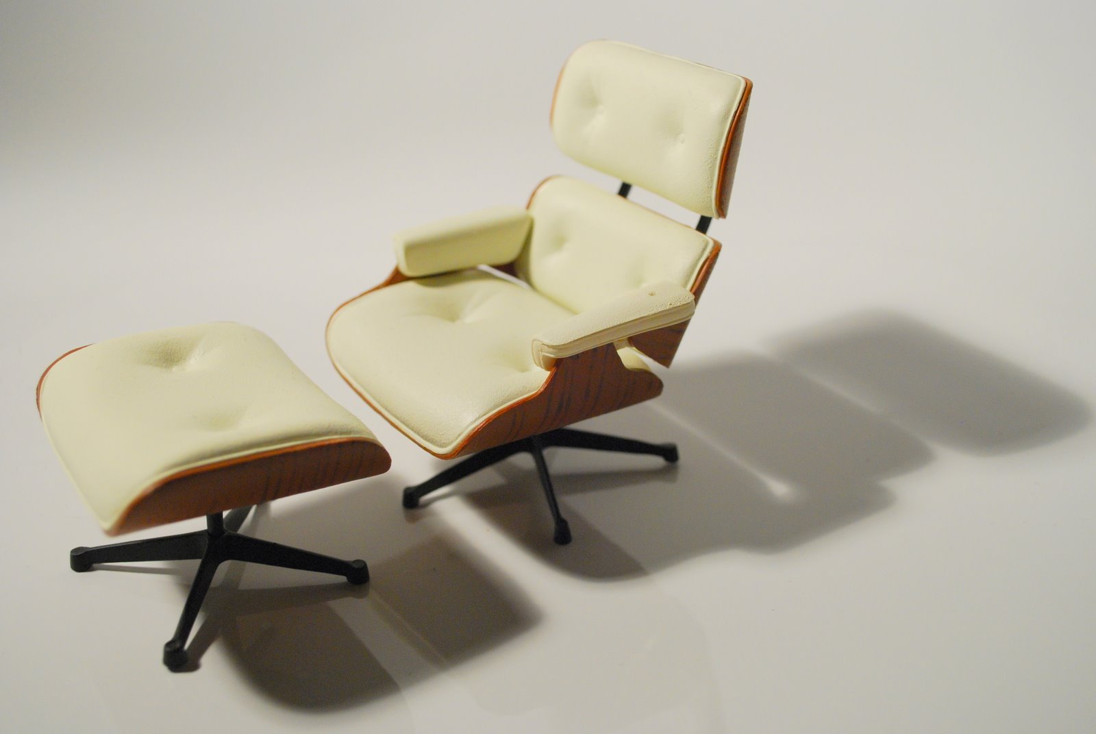 [eames_lounge_chair.JPG]