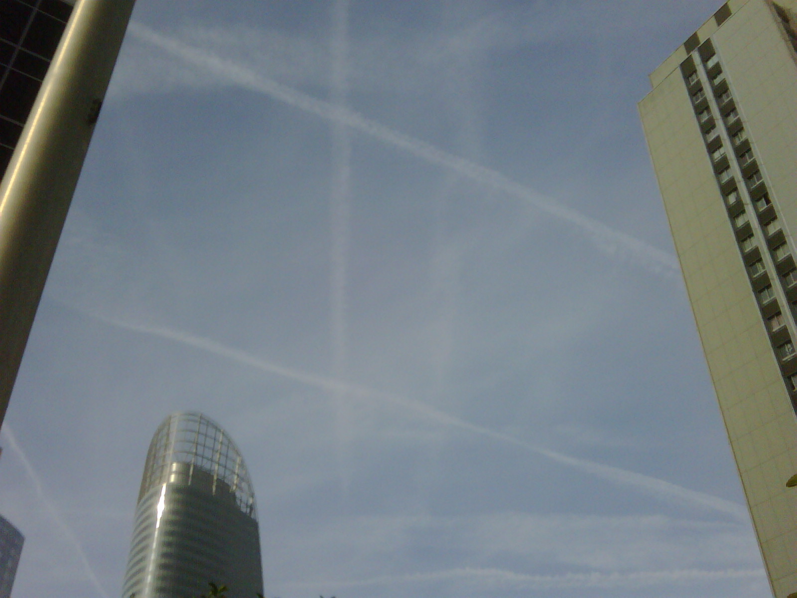 [bonbardements+aeriens+à+la+defense]