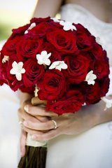 Bouquet vermelho lindo, só ñ sei qu flores brancas são essas