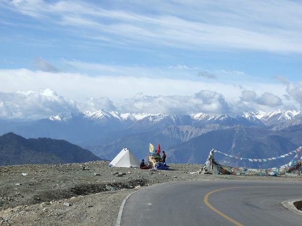 Walking and Hitchhiking In Tibet