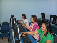 Sarita, Tereza e Rosana na Sala de Informática na Construção do Paper