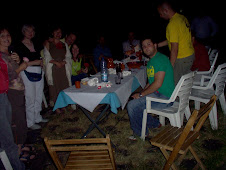 cena y fiesta nocturna de verano con un grupo de amigos ingleses en la terraza del restaurant