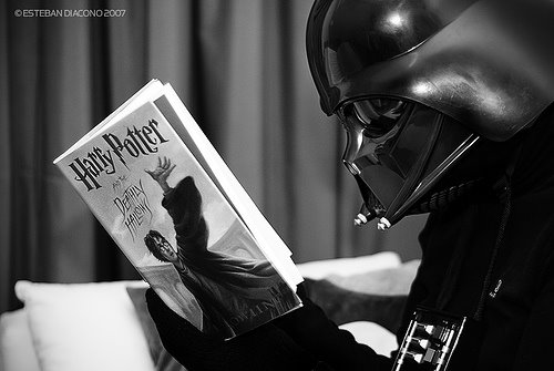 [darth-vader-reads-harry-potter.jpg]