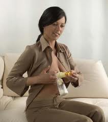 Women+breast+milk+pumping