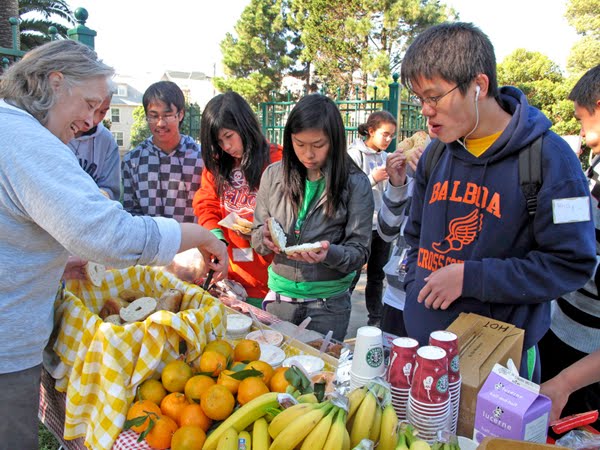 [Small_11.14.09-FoodTable_IMG_2039.jpg]