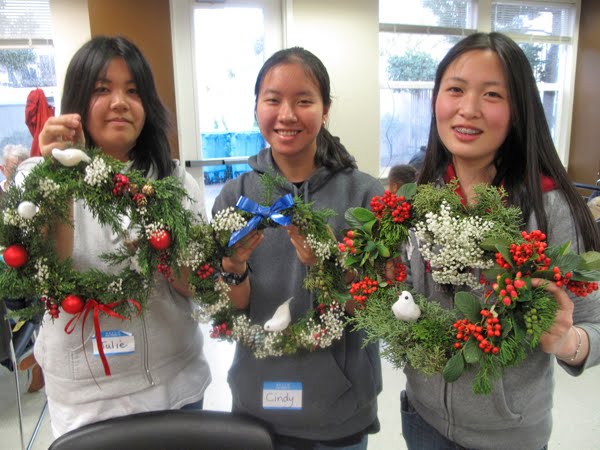 [12.12.09-3GirlsWreaths_IMG_2330.jpg]