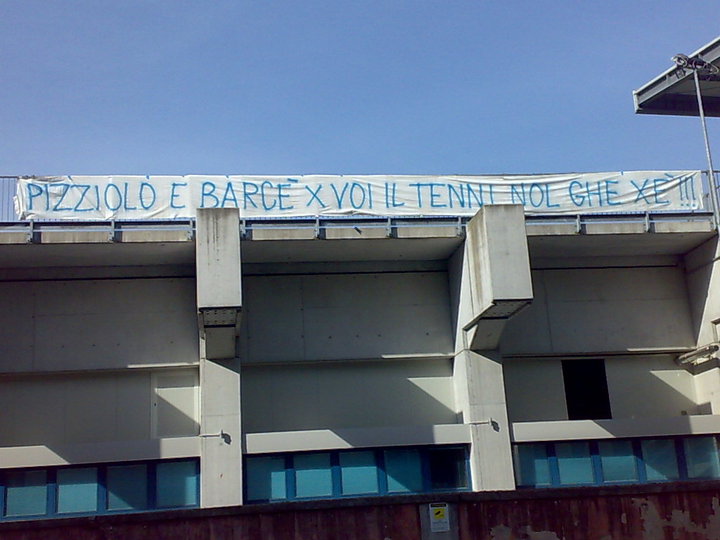 La protesta dei tifosi al Tenni