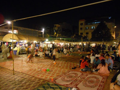 địa điểm tập trung đông du khách nhât khi đi dulichj  Cho+dem+phnompenh