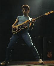 John Deacon [la foto la saq d 1 dvd y la mejore,me quedo muy seca n compracion a la otra XD]