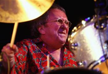 [2008-11-13T013001Z_01_BTRE4AC046600_RTROPTP_2_MUSIC-US-MITCHELL-dmn350.jpg]