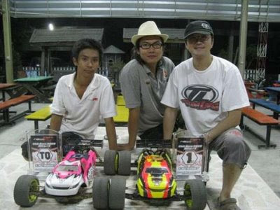 Team Losi Thailand drivers Witsarut Ruamlarp, TQ and John Ho, A-Main Champion