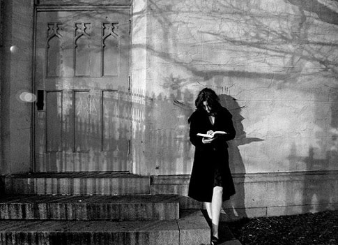 [modern-woman-reading.jpg]