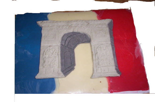 trabajo en chocolate base bandera de Francia  y en relieve tallado a mano el arco de triunfo (40cm.