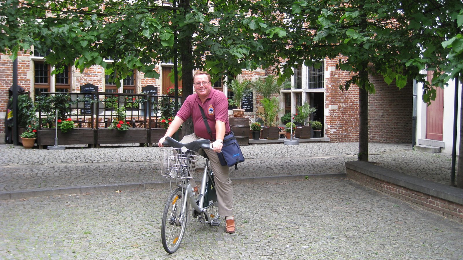 [Mike+on+his+rented+Brussels+bike.JPG]