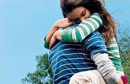 http://1.bp.blogspot.com/_PXh1q5wZ86o/TM23HdZYWiI/AAAAAAAAAJ0/KlWBEUn6624/s1600/love-young-couple-hugging.jpg