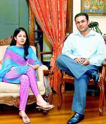 இந்தியா கிரிக்கெட் அணி வீரர்களின் ஜோடிப் போட்டா Sehwag+with+his+wife+01