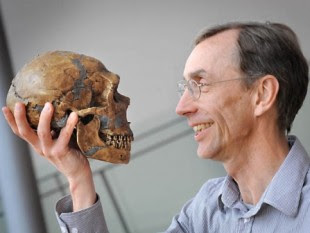Artigos Científicos Svante+Paabo+and+a+skull
