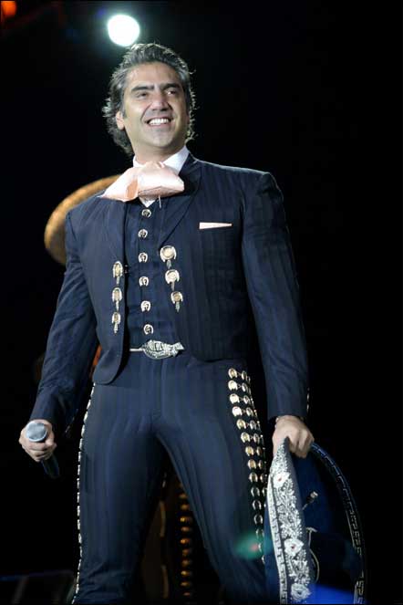 TRAJES FINOS DE CHARRO... Vicente Fernandez Mariachi