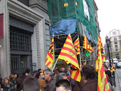 Manifestació devant de la porta del "Centre de Gestió"